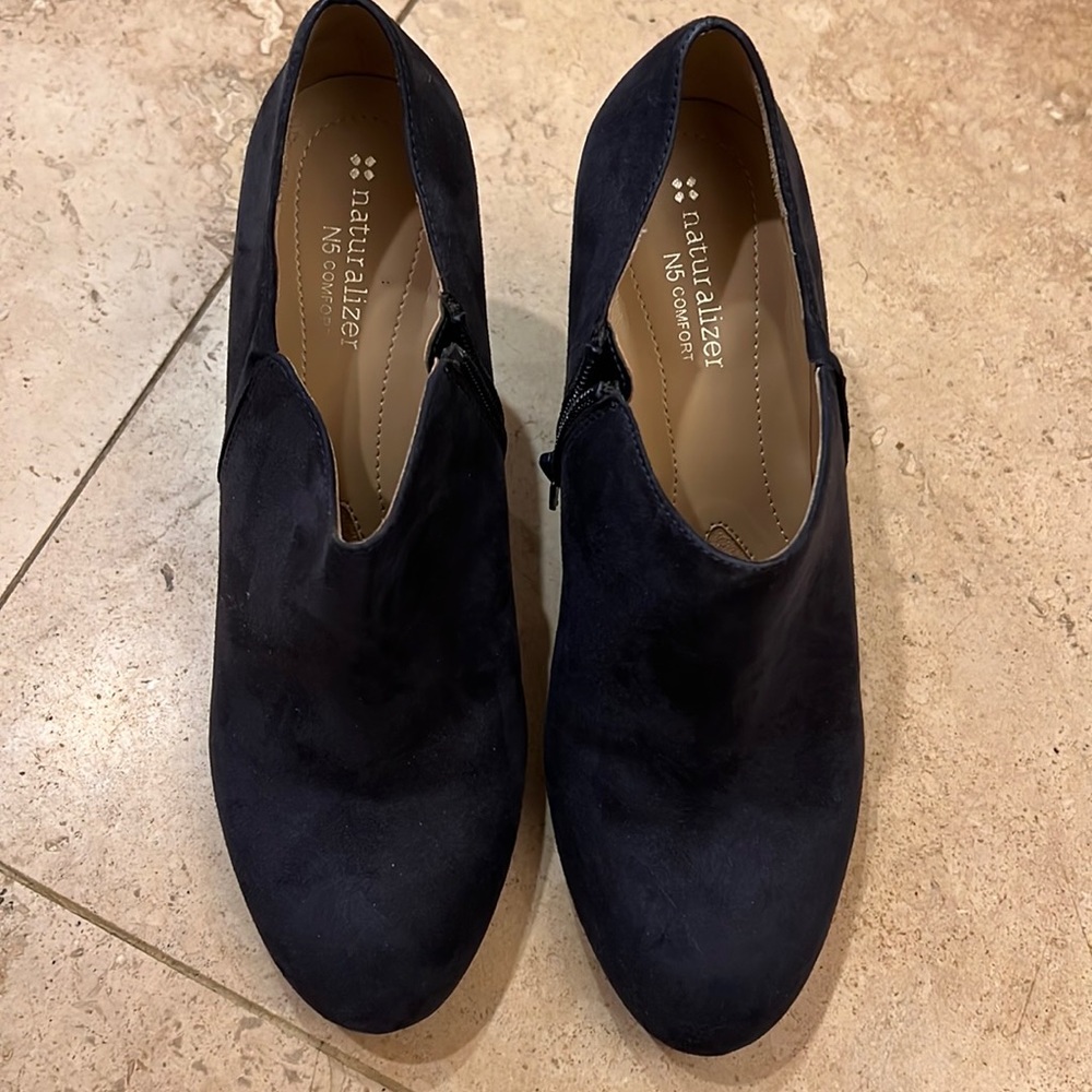 Almost new Naturalizer N5 comfort blue suede booties